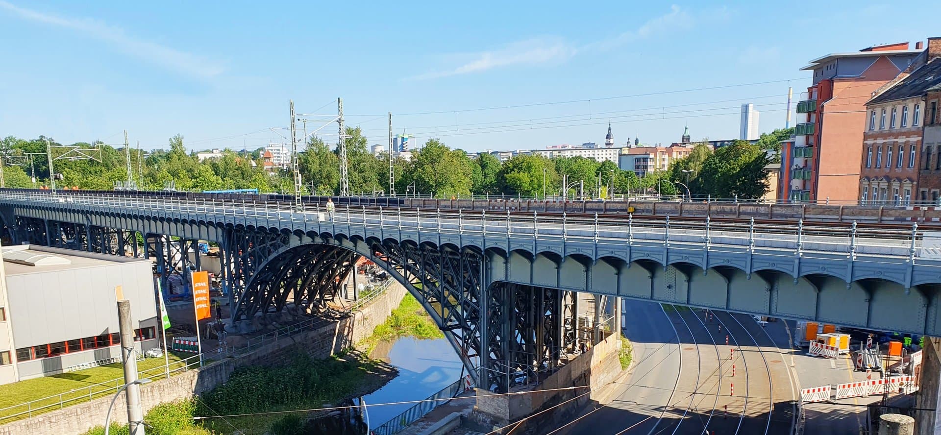 Ansicht des Chemnitzer Viaduktes mit dem Bogenfeld über die Chemnitz und den angrenzenden Balkenfeldern (© DB InfraGO)