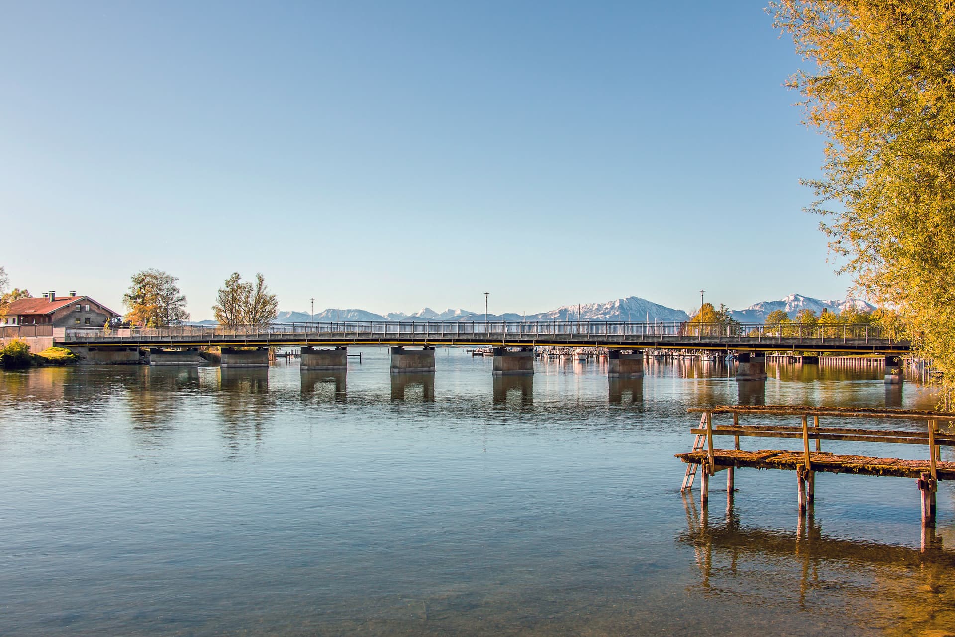 Neue Brücke mit den Alpen im Hintergrund (© WTM Engineers / Markus Lederwascher)