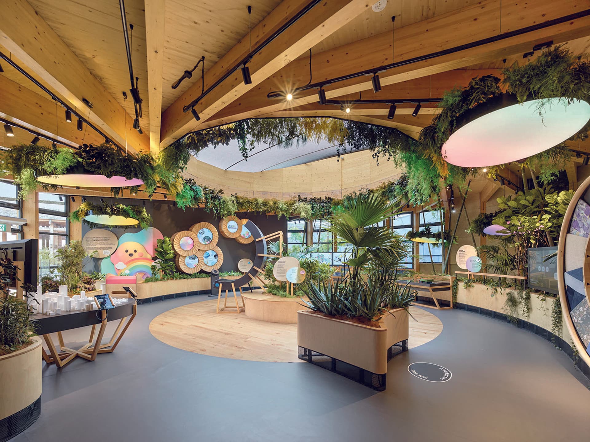 Innenraumperspektive des fertigen Ausstellungspavillons (© Roland Halbe)