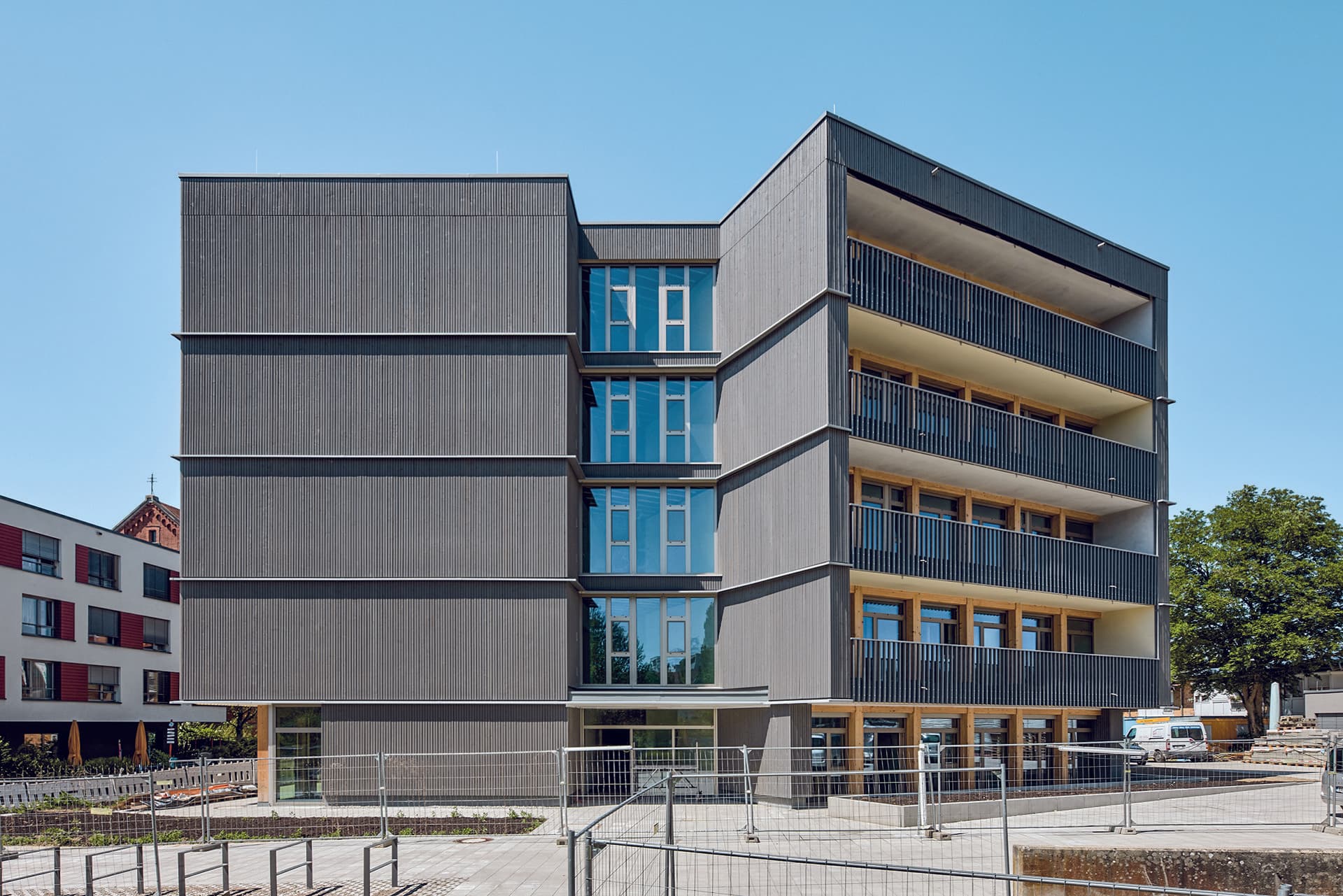 Holzlamellenfassade (© arnefotos | Arne Hartenburg)